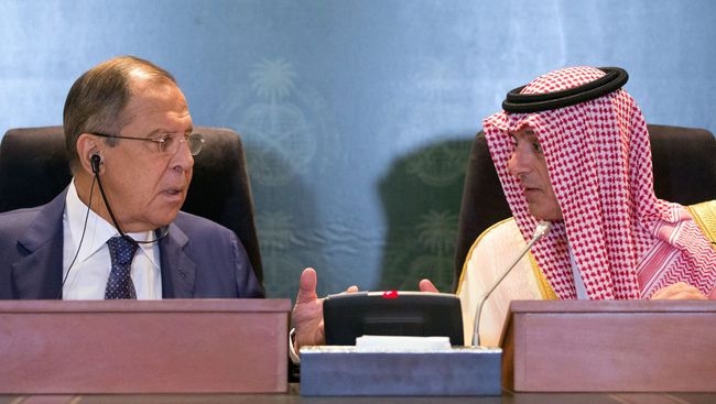 Министр иностранных дел РФ Сергей Лавров и министр иностранных дел Саудовской Аравии Адель аль-Джубейр во время встречи в Джидде Министр иностранных дел РФ Сергей Лавров и министр иностранных дел Саудовской Аравии Адель аль-Джубейр во время встречи в Джидде