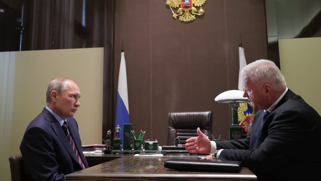 Президент РФ Владимир Путин и председатель Федерации независимых профсоюзов России Михаил Шмаков во время встречи. 13 сентября 2017 Президент РФ Владимир Путин и председатель Федерации независимых профсоюзов России Михаил Шмаков во время встречи. 13 сентября 2017