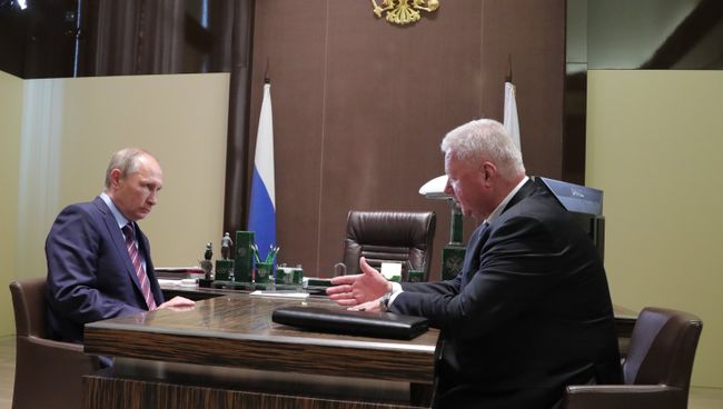Президент РФ Владимир Путин и председатель Федерации независимых профсоюзов России Михаил Шмаков во время встречи. 13 сентября 2017 Президент РФ Владимир Путин и председатель Федерации независимых профсоюзов России Михаил Шмаков во время встречи. 13 сентября 2017