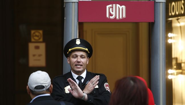 Охранник на входе в ГУМ после сообщения о минировании. Охранник на входе в ГУМ после сообщения о минировании.