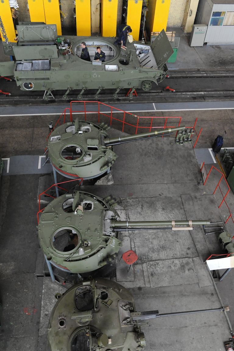 Сборка БМД-4М в одном из цехов на ОАО Курганмашзавод Сборка БМД-4М в одном из цехов на ОАО Курганмашзавод