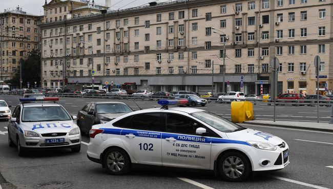 Автомашин правоохранительных органов у торгового центра Метрополис в Москве. 13 сентября 2017 Автомашин правоохранительных органов у торгового центра Метрополис в Москве. 13 сентября 2017