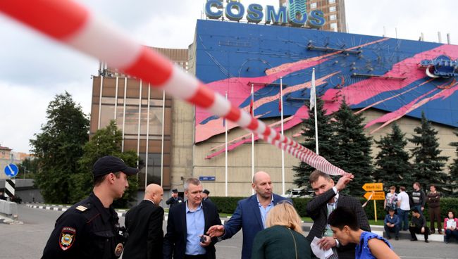 Сотрудник полиции у гостиницы Космос в Москве после сообщения о минировании. 13 сентября 2017