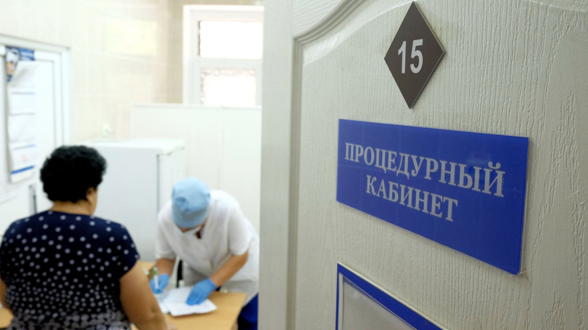 Женщина в процедурном кабинете на приеме врача Женщина в процедурном кабинете на приеме врача - РИА Новости, 1920, 20.06.2021