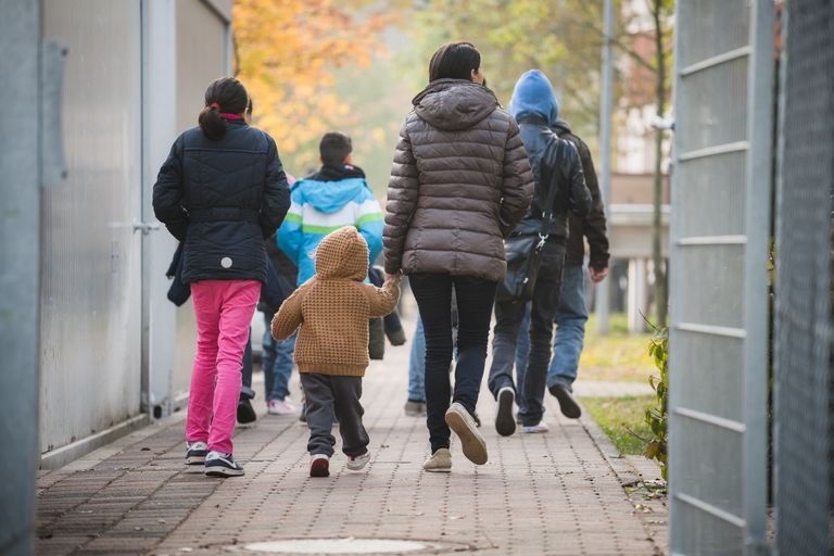 Беженцы проходят через депортационный центр в Бамберге, Германия. 2015 год Беженцы проходят через депортационный центр в Бамберге, Германия. 2015 год