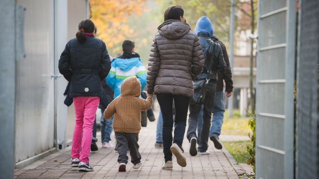 Беженцы проходят через депортационный центр в Бамберге, Германия. Архивное фото Беженцы проходят через депортационный центр в Бамберге, Германия. Архивное фото