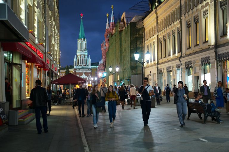 Прохожие на Никольской улице в Москве
