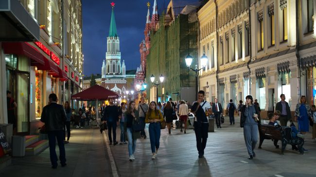 Прохожие на Никольской улице в Москве