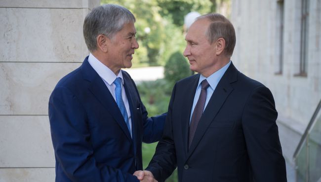 Владимир Путин и президент Киргизии Алмазбек Атамбаев во время встречи. 14 сентября 2017 Владимир Путин и президент Киргизии Алмазбек Атамбаев во время встречи. 14 сентября 2017