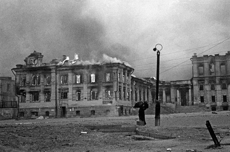 На вокзальной площади Сталинграда во время налёта немецкой авиации