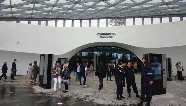 Посетители у входа в Медиацентр природно-ландшафтного парка Зарядье в Москве. Архивное фото Посетители у входа в Медиацентр природно-ландшафтного парка Зарядье в Москве. Архивное фото