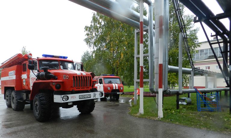 Автомобили МЧС на территории шахты Яреганефть в Коми. 14 сентября 2017 Автомобили МЧС на территории шахты Яреганефть в Коми. 14 сентября 2017