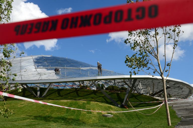Стеклянная кора в природно-ландшафтном парке Зарядье в Москве Стеклянная кора в природно-ландшафтном парке Зарядье в Москве