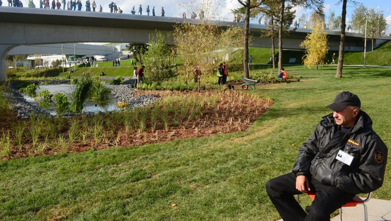 Охранник в природно-ландшафтном парке Зарядье в Москве