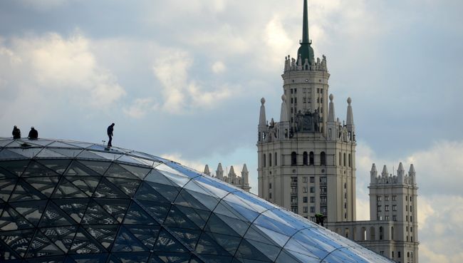 Стеклянная кора в природно-ландшафтном парке Зарядье в Москве. Архивное фото Стеклянная кора в природно-ландшафтном парке Зарядье в Москве. Архивное фото