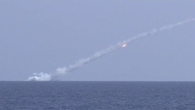 Кадры пуска ракет Калибр с подлодок Великий Новгород и Колпино по объектом ИГ