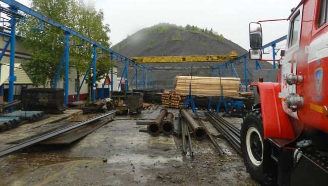 Автомобиль МЧС на территории шахты Яреганефть в Коми. 14 сентября 2017 Автомобиль МЧС на территории шахты Яреганефть в Коми. 14 сентября 2017