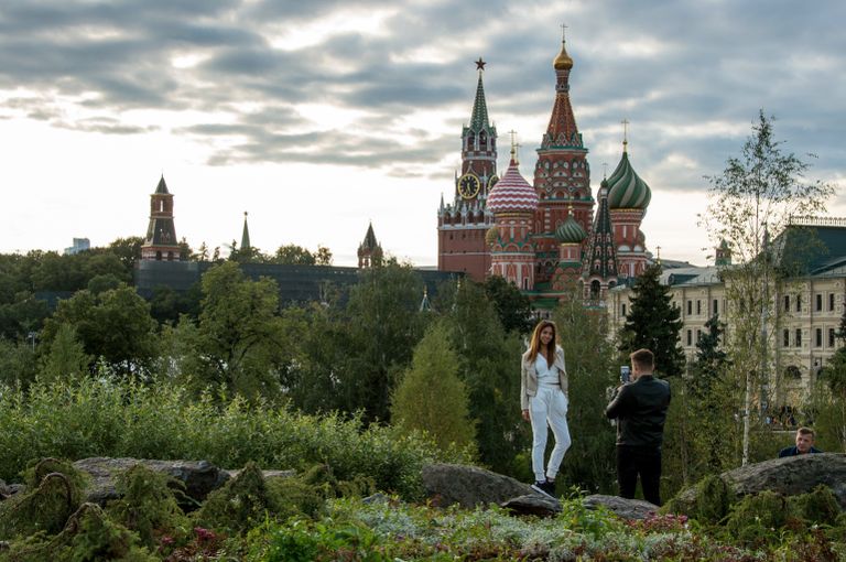 Посетители на территории природно-ландшафтного парка Зарядье в Москве Посетители на территории природно-ландшафтного парка Зарядье в Москве