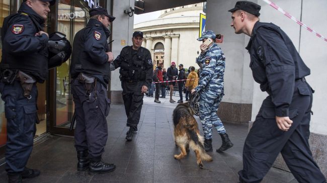 Сотрудники полиции у торгового центра в Санкт-Петербурге Сотрудники полиции у торгового центра в Санкт-Петербурге