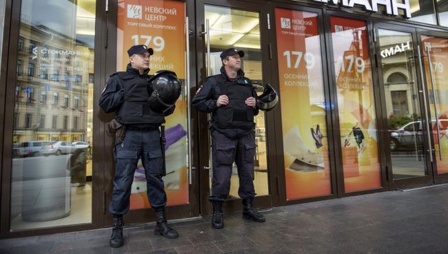 Сотрудники полиции у торгового центра в Санкт-Петербурге. 14 сентября 2017