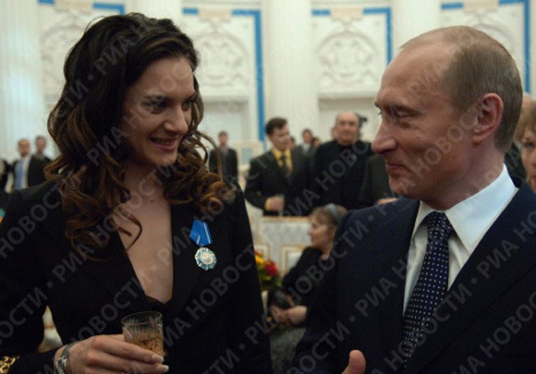 Елена Исинбаева и президент России Владимир Путин после церемонии награждения в Кремле Елена Исинбаева и президент России Владимир Путин после церемонии награждения в Кремле