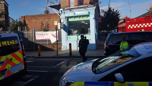 Полиция у станции метро Parsons Green в Лондоне. 15 сентября 2017 Полиция у станции метро Parsons Green в Лондоне. 15 сентября 2017