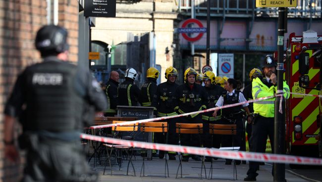 Полицейские и пожарные у станции метро Parsons Green в Лондоне. 15 сентября 2017 Полицейские и пожарные у станции метро Parsons Green в Лондоне. 15 сентября 2017