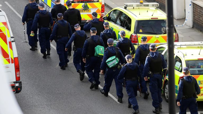 Полиция у станции метро Parsons Green в Лондоне. 15 сентября 2017 Полиция у станции метро Parsons Green в Лондоне. 15 сентября 2017