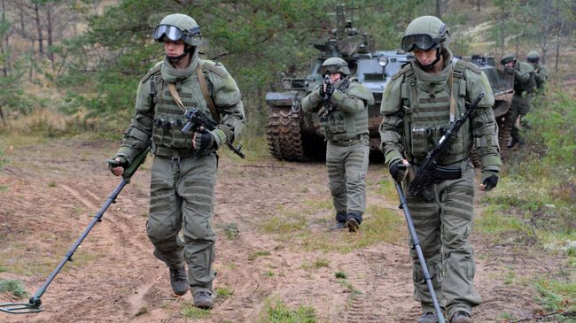 Военнослужащие саперного подразделения вооруженных сил РФ во время ученийвооружённых сил России и Белоруссии на Лужском полигоне в Ленинградской области. 14 сентября 2017