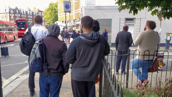 Возле станции метро Parsons Green в Лондоне после взрыва. 15 сентября 2017 Возле станции метро Parsons Green в Лондоне после взрыва. 15 сентября 2017