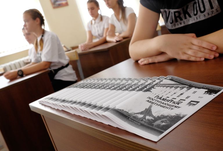 Абитуриентки готовятся к поступлению в Краснодарское высшее военное авиационное училище лётчиков. 15 сентября 2017 Абитуриентки готовятся к поступлению в Краснодарское высшее военное авиационное училище лётчиков. 15 сентября 2017