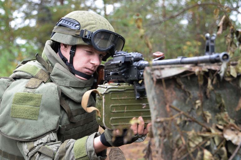 Военнослужащий штурмового инженерно-саперного подразделения вооруженных сил РФ во время учений вооружённых сил России и Белоруссии на Лужском полигоне в Ленинградской области. 14 сентября 2017 Военнослужащий штурмового инженерно-саперного подразделения вооруженных сил РФ во время учений вооружённых сил России и Белоруссии на Лужском полигоне в Ленинградской области. 14 сентября 2017