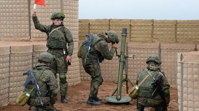 Минометный расчет вооруженных сил РФ во время совместных стратегических учений (ССУ) вооружённых сил России и Белоруссии на Лужском полигоне в Ленинградской области. Архивное фото Минометный расчет вооруженных сил РФ во время совместных стратегических учений (ССУ) вооружённых сил России и Белоруссии на Лужском полигоне в Ленинградской области. Архивное фото