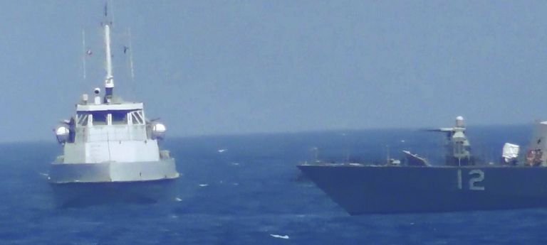 Сближение иранского катера с кораблем ВМС США в Персидском заливе. 25 июля 2017 года Сближение иранского катера с кораблем ВМС США в Персидском заливе. 25 июля 2017 года