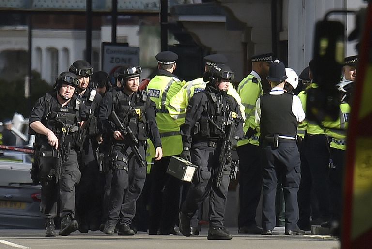 Полиция у станции метро Parsons Green в Лондоне. 15 сентября 2017 Полиция у станции метро Parsons Green в Лондоне. 15 сентября 2017