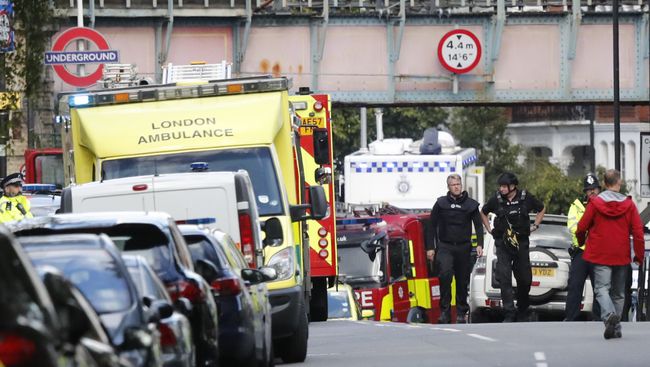Полиция у станции метро Parsons Green в Лондоне. 15 сентября 2017 Полиция у станции метро Parsons Green в Лондоне. 15 сентября 2017