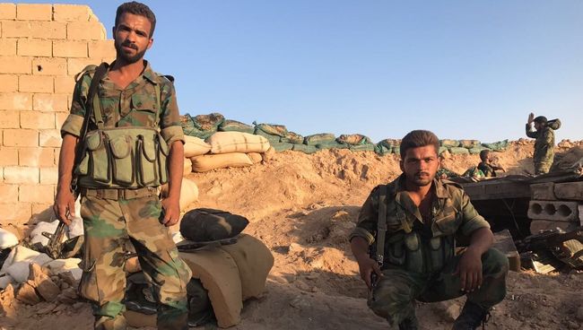 Бойцы сирийской армии на позициях в районе Дейр-эс-Зора. 15 сенября 2017 Бойцы сирийской армии на позициях в районе Дейр-эс-Зора. 15 сенября 2017