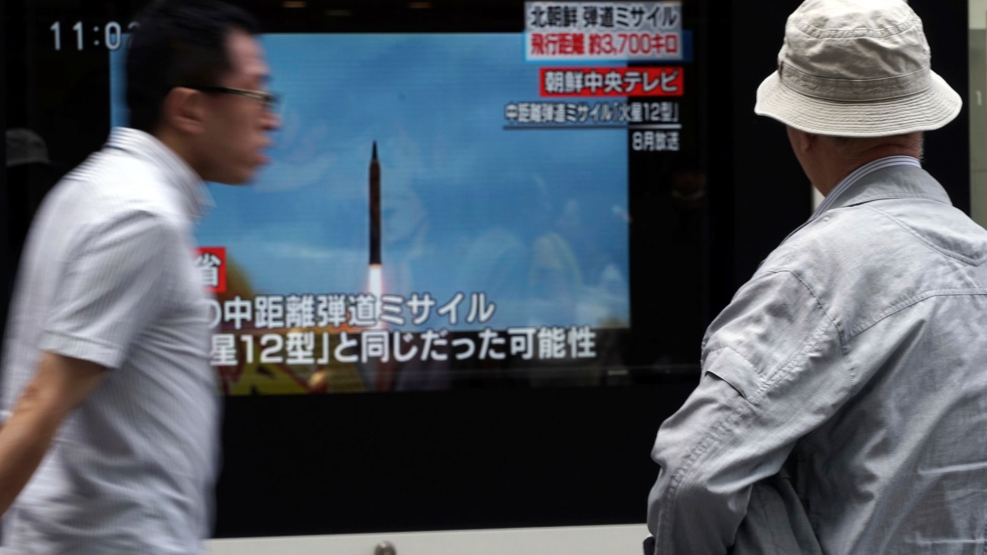 Трансляция новостей в Токио о новом ракетном пуске КНДР - РИА Новости, 1920, 25.05.2022
