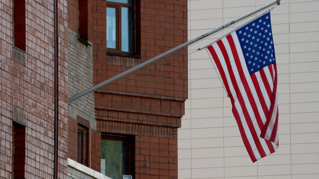Флаг возле здания генерального консульства США во Владивостоке. Архивное фото Флаг возле здания генерального консульства США во Владивостоке. Архивное фото