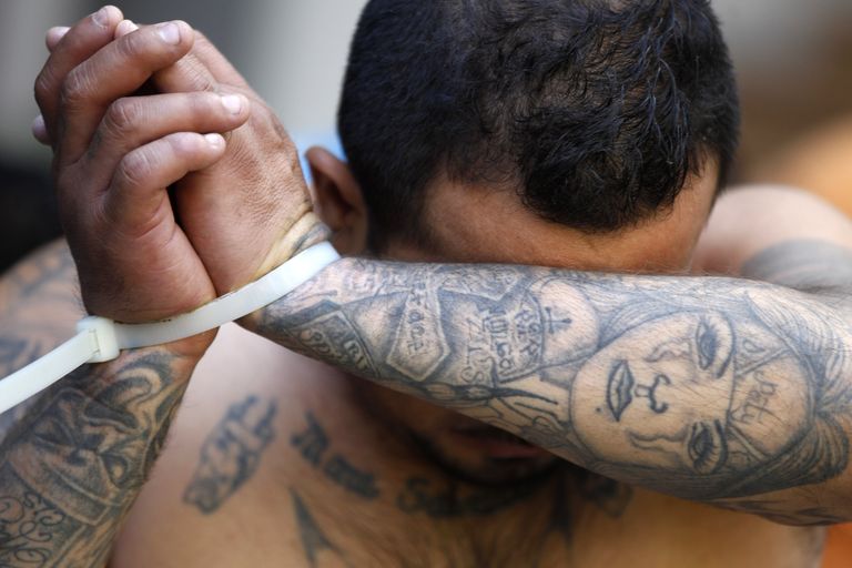 У MS-13 популярна фраза Ты живешь ради Бога и матери, а умираешь ради банды