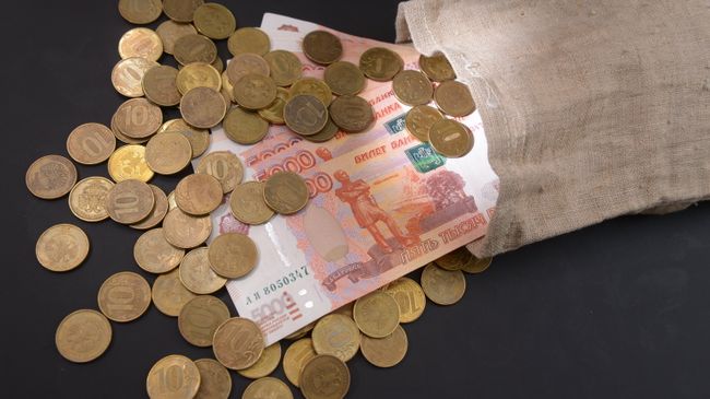 Денежные купюры и монеты России. Архивное фото Денежные купюры и монеты России. Архивное фото