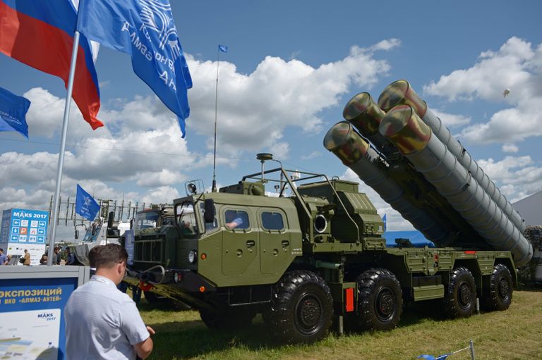 Пусковая установка зенитно-ракетного комплекса С-400 Триумф на Международном авиационно-космическом салоне МАКС-2017 Пусковая установка зенитно-ракетного комплекса С-400 Триумф на Международном авиационно-космическом салоне МАКС-2017