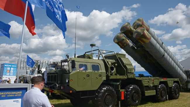 Пусковая установка зенитно-ракетного комплекса С-400 Триумф на Международном авиационно-космическом салоне МАКС-2017. Архивное фото