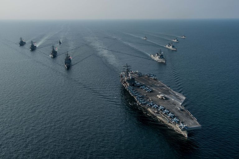 Авианосная ударная группа ВМС США во главе с атомным авианосцем Ronald Reagan во время совместных учений с кораблями Южной Кореи Invincible Spirit Авианосная ударная группа ВМС США во главе с атомным авианосцем Ronald Reagan во время совместных учений с кораблями Южной Кореи Invincible Spirit
