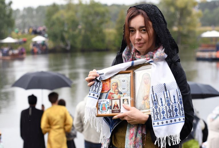 Участница VI Елисаветинского крестного хода во время переправы через Москву-реку из села Ильинское в село Усово Участница VI Елисаветинского крестного хода во время переправы через Москву-реку из села Ильинское в село Усово