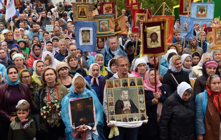 Верующие во время молебна у храма Спаса Нерукотворного Образа в селе Усово в Московской области Верующие во время молебна у храма Спаса Нерукотворного Образа в селе Усово в Московской области
