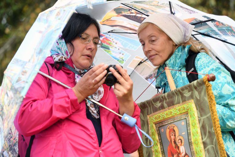 Участники VI Елисаветинского крестного хода во время переправы через Москву-реку из села Ильинское в село Усово Участники VI Елисаветинского крестного хода во время переправы через Москву-реку из села Ильинское в село Усово