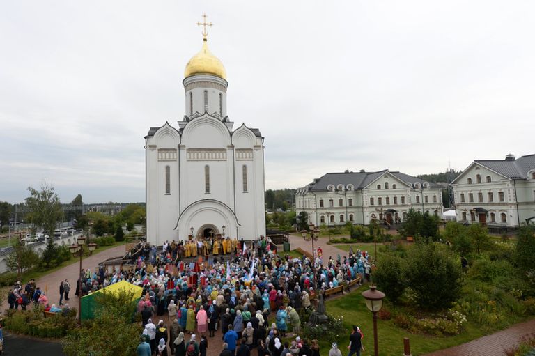Верующие во время молебна у храма Спаса Нерукотворного Образа в селе Усово в Московской области Верующие во время молебна у храма Спаса Нерукотворного Образа в селе Усово в Московской области