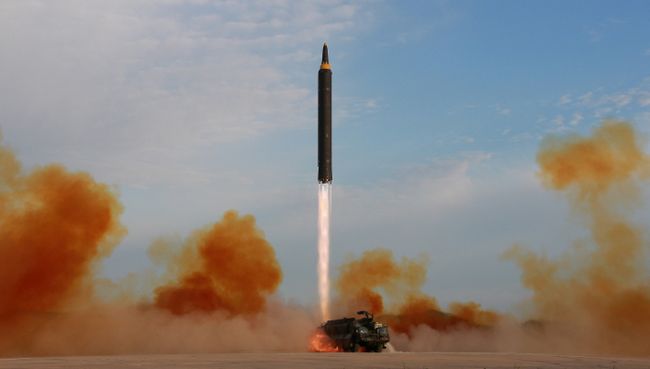 Запуск баллистической ракеты Хвасон-12 в КНДР. Архивное фото Запуск баллистической ракеты Хвасон-12 в КНДР. Архивное фото