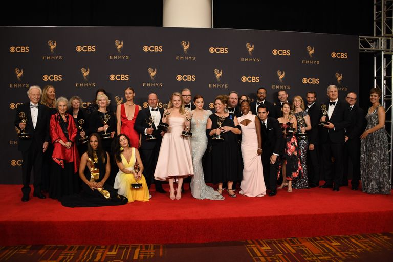 Съемочная команда сериала Рассказ служанки на церемонии награждения телевизионной премии Эмми-2017 в Лос-Анджелесе Съемочная команда сериала Рассказ служанки на церемонии награждения телевизионной премии Эмми-2017 в Лос-Анджелесе